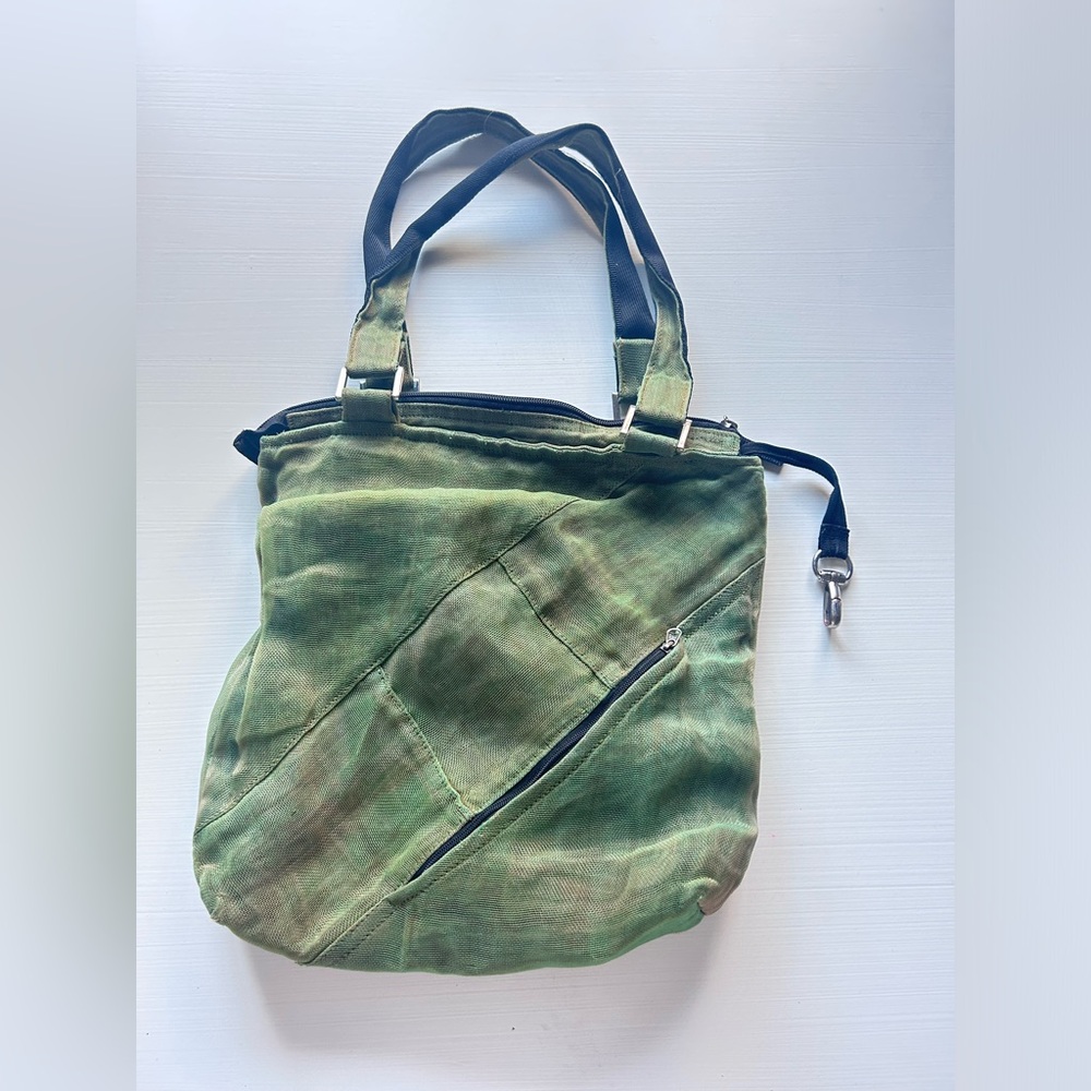 Green Mesh Tote zipper details